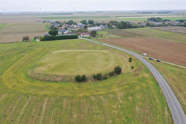 Chantier de fouille de la motte de Nids à Tournoisis (Loiret)